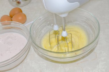 Yumurta sarıları karıştırıcı kasesinde şekerle çırpılır.