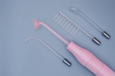 Darsonval yüksek frekanslı kozmetoloji cihazı. Elektrikli kozmetik ve estetik terapisi. Saç ve cilt bakımı ve gençleşme prosedürü. Güzellik, kaplıca, masaj ve rahatlama.