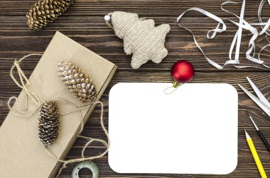 Noel kompozisyonu. Noel hediyesi, köknar kozalakları, ahşap bir arka planda. Düz konum, üst görünüm, kopyalama alanı