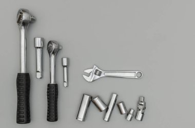 Açık gri bir masadaki birçok farklı aracın üst görünümü. Metin için yer