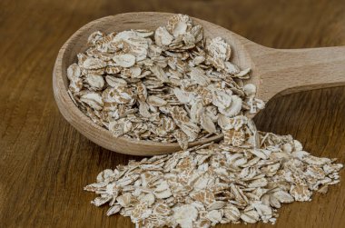 Tahta kaşıkta üç gevrek, yulaf, çavdar ve buğday yakın plan.