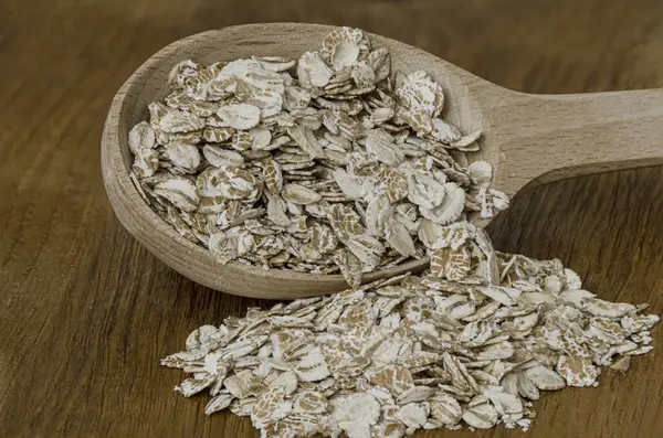 Tahta kaşıkta üç gevrek, yulaf, çavdar ve buğday yakın plan.