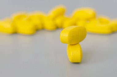 Mavi arka planda, yakın plan birkaç tane sarı hap. Bulanık arkaplan