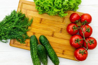 Sebzeler, domatesler, salatalıklar, salatalıklar, salatalık ve marul dilimlemek için hazırlanmış salatalıklar.
