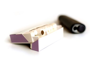 Açık gri arka planda sigara ve tütün ısıtma sistemi. Sığ alan derinliği, seçici odak