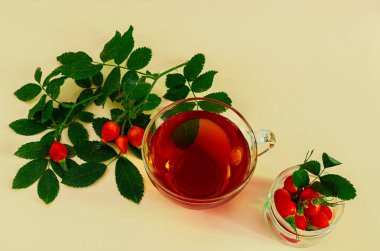 - Çay. Bir fincan bitkisel gül çayı. Şifalı bitkiler ve bitkilerin bileşimi.