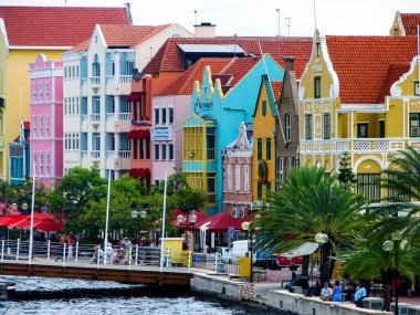  Willemstad, Curacao, Hollanda Antilleri. 17 Ekim 2006 Hollanda 'nın Curacao adasındaki Punda, Willemstad Limanı' nın renkli evleri ve ticari binaları.