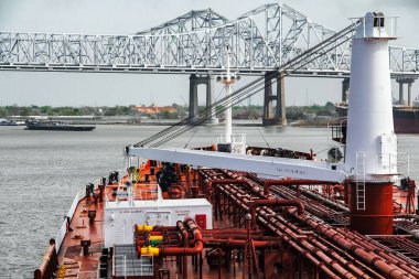 New Orleans, Louisiana, ABD, November Mississippi Nehri. Tanker köprünün altından geçiyor.