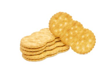 Yakın çekim stüdyo çekimi, temiz beyaz bir arkaplan üzerine izole edilmiş, görünür tuz kristalleri ile altın kahverengi, yuvarlak tuzlu krakerler,.