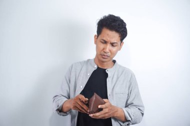 Mutsuz ve şaşırmış insanlar boş bir cüzdana bakıyor. Henüz ödenmemiş konsept ve eski tarih. Finansal sorunları olan adam.