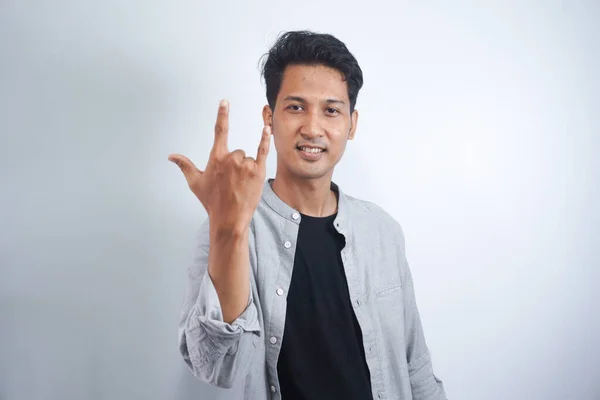 Funky Cool Człowiek Pokazując Rock Metalowy Znak Rękami Przed Kamerą — Zdjęcie stockowe