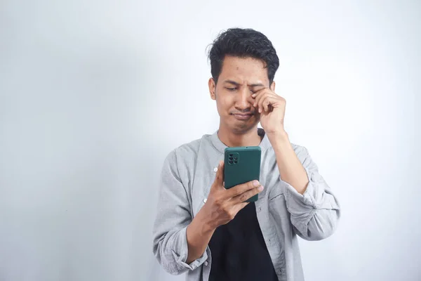 Ein Weinender Mann Liest Eine Sms Auf Seinem Handy Nachrichten — Stockfoto