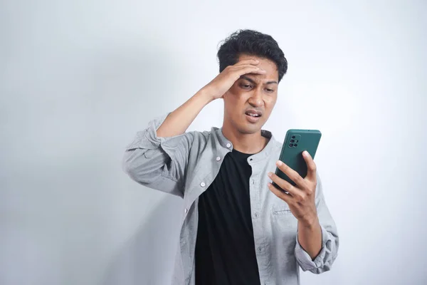 Mann Schaut Verwirrt Auf Handy Liest Seltsame Nachricht Auf Handy — Stockfoto