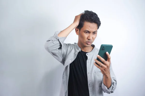 Mann Schaut Verwirrt Auf Handy Liest Seltsame Nachricht Auf Handy — Stockfoto