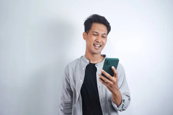 Positivo Ragazzo Asiatico Indossa Una Camicia Base Utilizzando Suo Smartphone — Foto Stock
