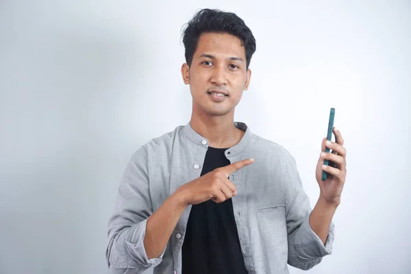 Yakışıklı Bir Adamın Telefon Elini Tutarken Çekilmiş Fotoğrafı Akıllı Telefon — Stok fotoğraf