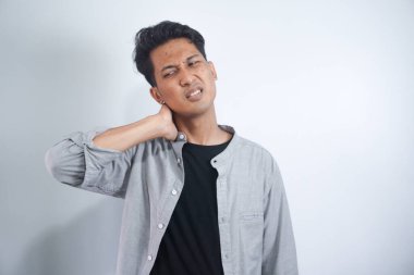 Boyun ağrısı çeken genç bir adam. Baş ağrısı..