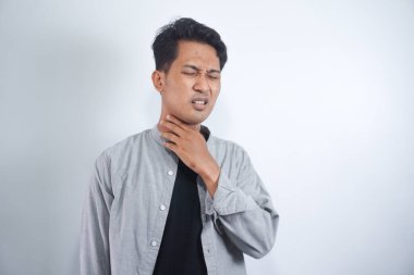 Yakından bakınca, genç erkeklerin boğazı ağrıyor. Tıbbi ve sağlık hizmeti kavramı.