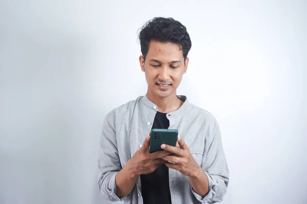 Asiatique Positif Portant Une Chemise Base Utilisant Son Smartphone Tapant — Photo