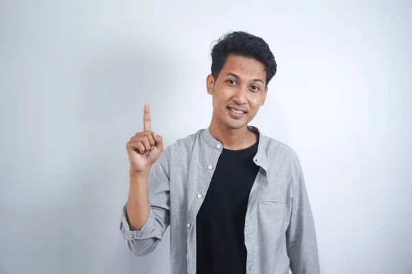 Pemuda Dengan Kemeja Yang Menarik Menunjuk Atas Dengan Jarinya Terisolasi — Stok Foto