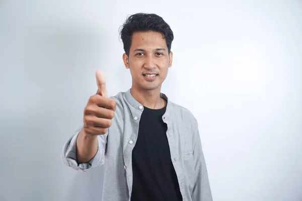 Skjuten Ung Man Som Ger Tummen Upp Medan Han Tittar — Stockfoto