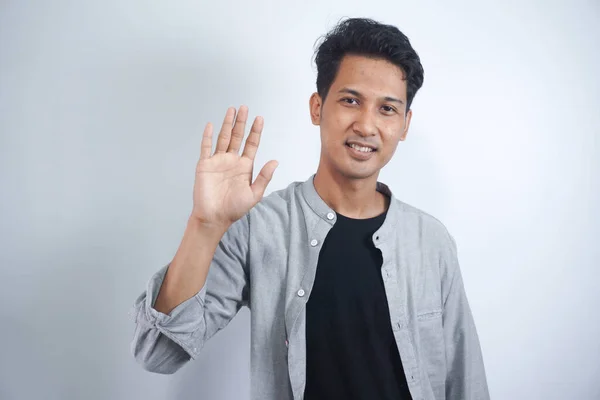Porträtt Vänliga Glada Asiatiska Mannen Viftar Hand Framför Kameran Säger — Stockfoto