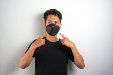 Adam hastalıktan korunmak için maske takıyor.