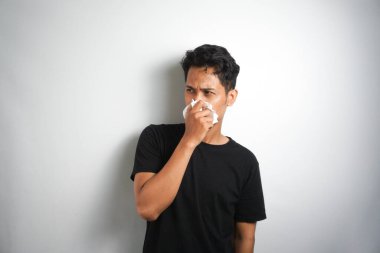 Genç adamın alerjisi var. Öksürük ve hapşırık alerjisi var. Toza alerjisi var. Nazofarnx 'ı tahriş ediyor..