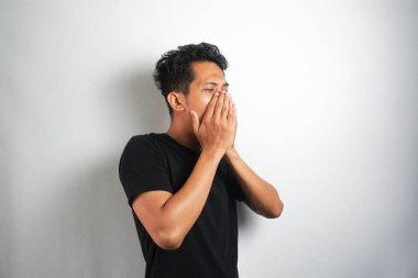 Genç adamın alerjisi var. Öksürük ve hapşırık alerjisi var. Toza alerjisi var. Nazofarnx 'ı tahriş ediyor..