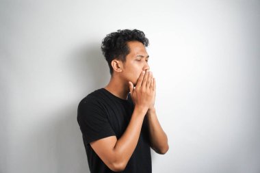 Genç adamın alerjisi var. Öksürük ve hapşırık alerjisi var. Toza alerjisi var. Nazofarnx 'ı tahriş ediyor..