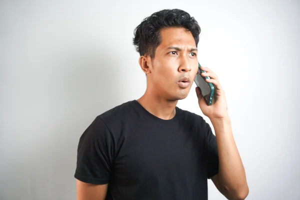 Молодой Азиат Шоке Звонит Телефону Индонезиец Чёрной Рубашке — стоковое фото