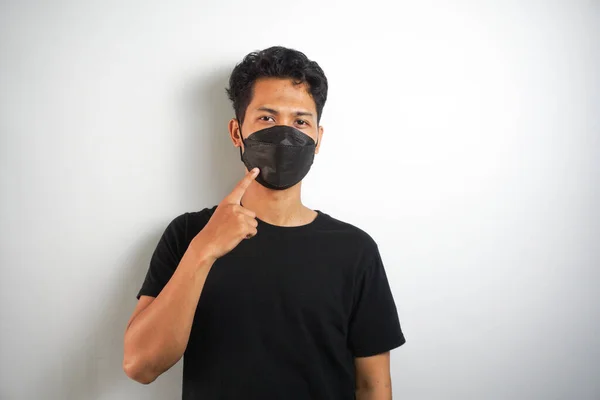 Mann Lädt Zum Tragen Einer Maske Ein Der Krankheit Vorzubeugen — Stockfoto