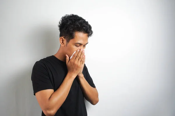 남자는 알레르기 기침을 자극하는 먼지에 알레르기 반응을 일으키는 재채기가 있어서 — 스톡 사진