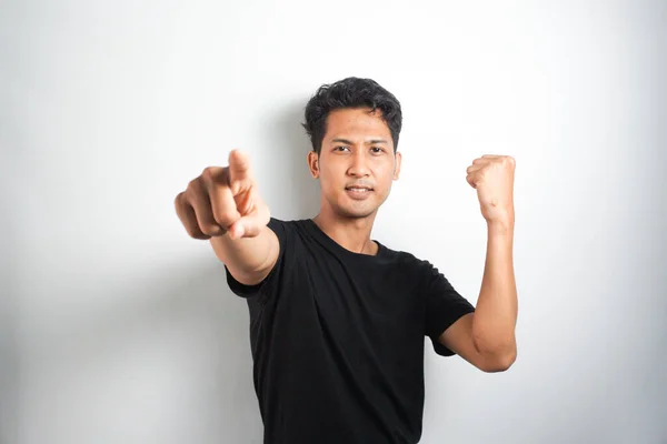Asiático Jovem Homem Preto Shirt Apontando Para Frente Olhando Para — Fotografia de Stock
