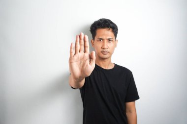 Asyalı yakışıklı adam izole edilmiş arka planda durma hareketi yapıyor.