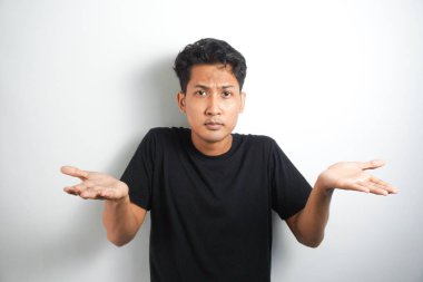 Bilmiyorum. Sanki o ne yapacağını bilmez genç adam, zararına olan gri arka plan üzerinde izole çaresiz jest kol ve el, ağız ile gösterilen kavisli