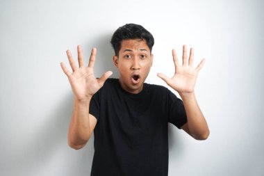 Genç ve güzel bir adamın portresi. Şaşırmış yüz ifadesi.