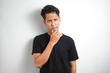 Beyaz arka plan duvarında izole edilmiş düşünceli bir adamın fotoğrafı. Kenara bak..