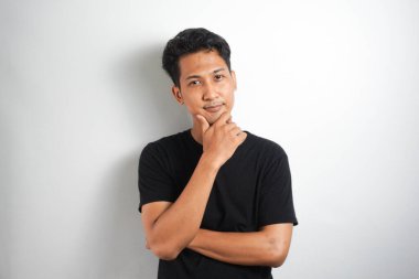 Beyaz arka plan duvarında izole edilmiş düşünceli bir adamın fotoğrafı. Kenara bak..