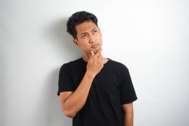 Beyaz arka plan duvarında izole edilmiş düşünceli bir adamın fotoğrafı. Kenara bak..