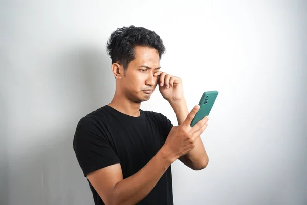 Uomo Stressato Ricevere Messaggi Con Cattive Notizie Smartphone Shock Pianto — Foto Stock