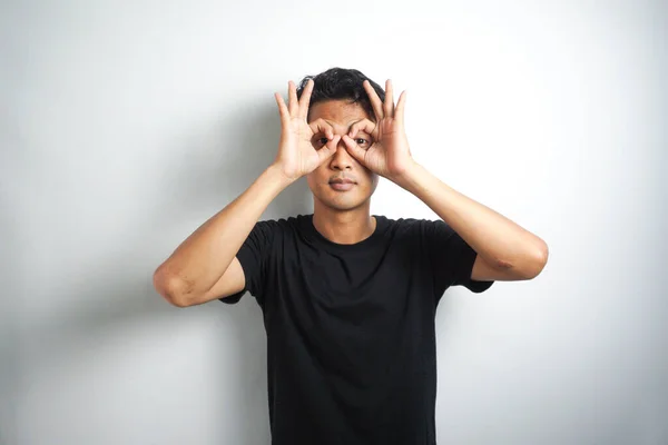 티셔츠를 아시아인 마스크로 손으로 안경을 만든다 — 스톡 사진