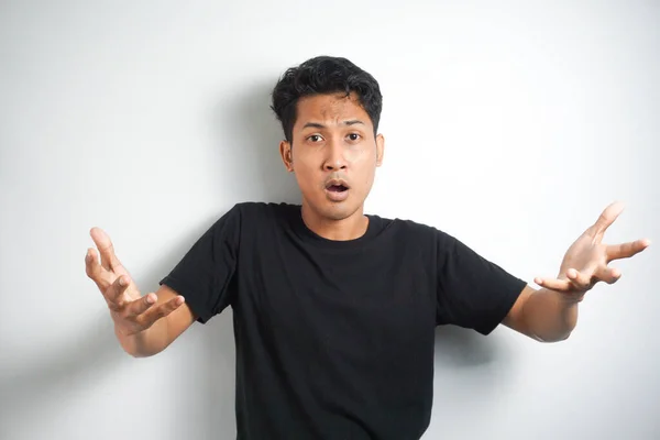 Chockad Ansikte Asiatisk Man Svart Skjorta Grå Bakgrund — Stockfoto