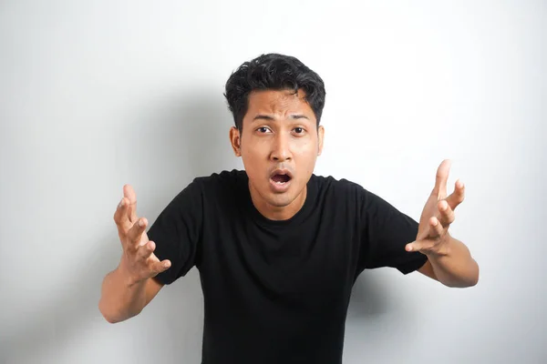 Chockad Ansikte Asiatisk Man Svart Skjorta Grå Bakgrund — Stockfoto