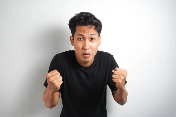 Upphetsad Asiatisk Man Firar Framgång Med Två Nävar Luften Isolerad — Stockfoto