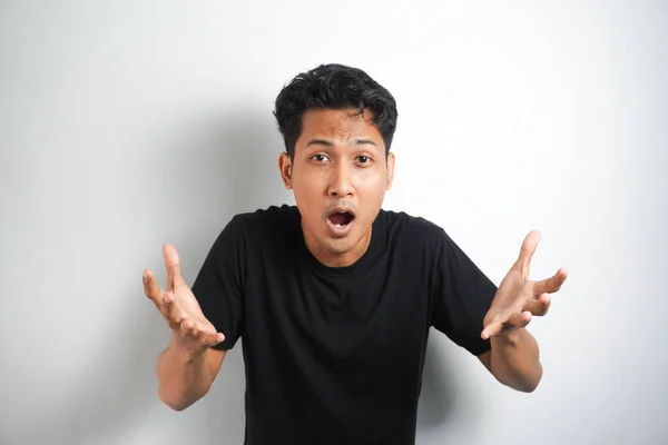 Schockiertes Gesicht Eines Asiaten Schwarzem Hemd Auf Grauem Hintergrund — Stockfoto