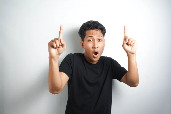 Young Excited Man Black Shirt Pointing Upwards Finger Having Great — Stock Photo, Image