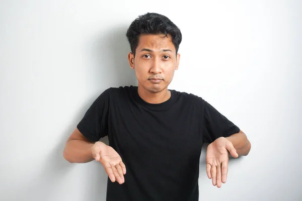 Homem Asiático Chocado Vestindo Camiseta Preta Apontando Para Espaço Cópia — Fotografia de Stock