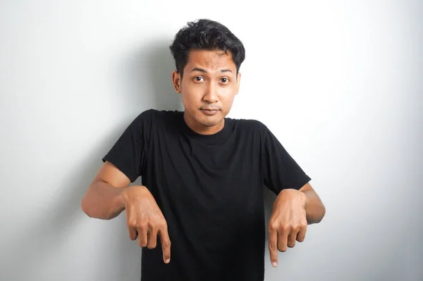 Impresionado Hombre Asiático Con Camiseta Negra Apuntando Espacio Copia Debajo — Foto de Stock