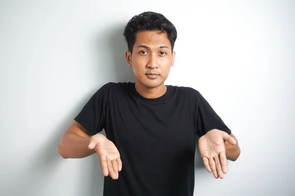Impresionado Hombre Asiático Con Camiseta Negra Apuntando Espacio Copia Debajo — Foto de Stock
